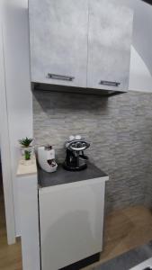 una cucina con un piano di lavoro con una stufa di Dimora Santa Chiara a Manfredonia