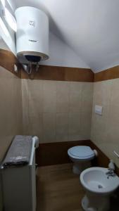 bagno con servizi igienici, lavandino e luce di Dimora Santa Chiara a Manfredonia