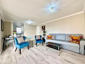 sala de estar con sofá y sillas azules en Fab Oxford City Centre Apartment sleeps 6 with en Oxford