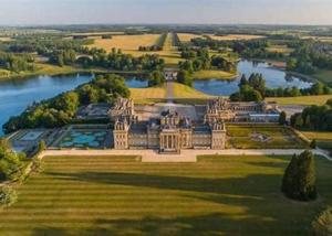 una vista aérea de una mansión con un río en Fab Oxford City Centre Apartment sleeps 6 with en Oxford