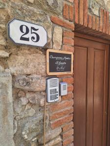 een gebouw met een straatbord en een huisnummer bij Il Gessetto di Monteverdi Marittimo, Borgo di Canneto in Canneto