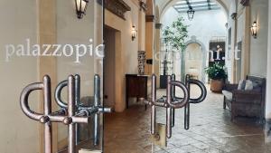 un grupo de objetos metálicos en un pasillo en Hotel Palazzo Piccolomini, en Orvieto