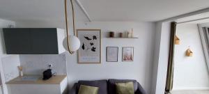 sala de estar con sofá y armario en Home with a view, appartement avec vue panoramique sur la mer, en Ouistreham