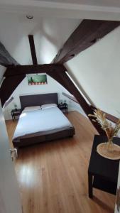 een slaapkamer met een groot bed op zolder bij The 16th Century Duplex in The City Center in Antwerpen
