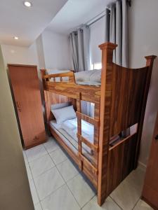 Cloud9 Premium Hostel في دبي: سريرين بطابقين في غرفة