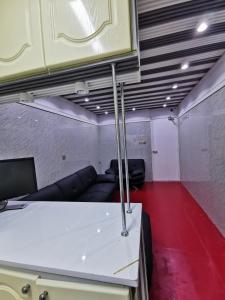 Cloud9 Premium Hostel في دبي: غرفة معيشة مع أريكة وطاولة