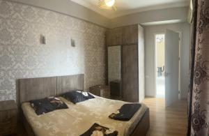 - une chambre avec un lit et 2 oreillers dans l'établissement Holiday apartment, à Tbilissi