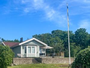 una casa con una bandiera davanti di Seaside Home with Stunning Views Overlooking Blekinge Archipelago a Ronneby
