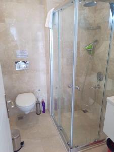 Ένα μπάνιο στο Stone House Aparts 1 plus 1 mit zwei Balkone und Poolblick Kalkan No 4