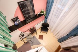 an overhead view of a classroom with a table and chairs at Short Trips Apartment in Budapest
