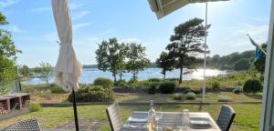 stół jadalny z widokiem na wodę w obiekcie Seaside Home with Stunning Views Overlooking Blekinge Archipelago w mieście Ronneby