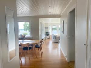 ein Esszimmer und ein Wohnzimmer mit einem Tisch und Stühlen in der Unterkunft Seaside Home with Stunning Views Overlooking Blekinge Archipelago in Ronneby