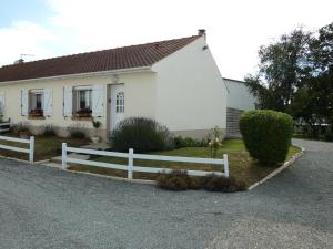 een wit huis met een wit hek ervoor bij L'ESCALE Côte d'Opale in Hesdigneul-lès-Boulogne