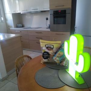 Kuchyňa alebo kuchynka v ubytovaní Holiday Nest & parking