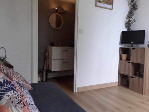 TV a/nebo společenská místnost v ubytování Studio 400m de la mer