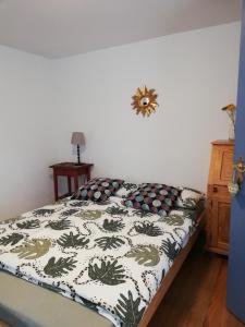 una camera da letto con un letto con un piumone bianco e nero di La casita linda a Eberbach