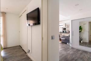 TV a/nebo společenská místnost v ubytování Lovely 1-bedroom apartment with parking ocean view