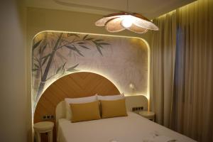 um quarto com uma cama com um quadro na parede em IMMYS em Seferihisar