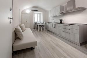 H11 [Piccola Perla] a un passo dal Mare的厨房或小厨房