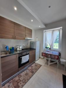 een keuken met een spoelbak en een fornuis bovenste oven bij IL CUORE DEL CONERO - CASALE CON PISCINA, Natura e Relax in Camerano