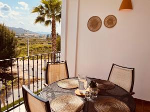 ハベアにあるArenal Dream Javea, luxury beach apartmentの景色を望むバルコニー(テーブル、椅子付)