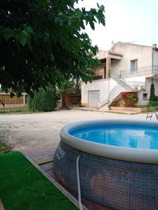 une grande piscine en face d'une maison dans l'établissement Les Abricots, à Tarascon