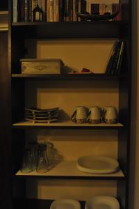 ein Regal mit einem Teller und ein paar Büchern in der Unterkunft Apartament Cristina in Mosty