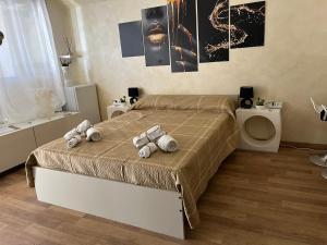 een slaapkamer met een bed met teddyberen erop bij Sergio’s home in Vittoria