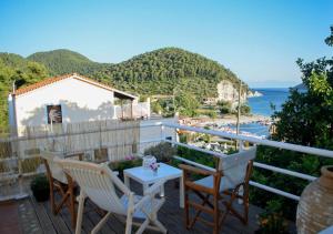 balcón con sillas, mesa y vistas al océano en Lemon House, en Neo Klima