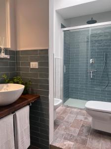 La salle de bains est pourvue d'une douche, de toilettes et d'un lavabo. dans l'établissement O Nini! di Monteverdi Marittimo, Borgo di Canneto, à Canneto