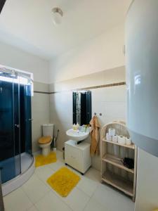 La salle de bains est pourvue d'un lavabo, d'une douche et de toilettes. dans l'établissement Apartmány Superrelax, à Liptovský Mikuláš