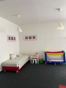 Un dormitorio con una cama y una mesa. en Apartmány Superrelax, en Liptovský Mikuláš