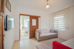 - un salon avec un canapé et une fenêtre dans l'établissement Kaya Apart Datca, à Datça