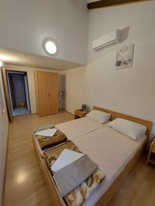 une grande chambre avec deux lits et une chambre avec un ventilateur dans l'établissement Apartmani Kapiton, à Hvar