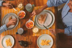 Casa Amberes في هوندا: مجموعة من الناس يجلسون على طاولة يأكلون الطعام