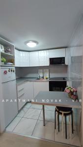 Kuchnia lub aneks kuchenny w obiekcie Apartmani Novak - Vir