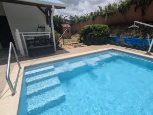 Πισίνα στο ή κοντά στο Villa Stone pour 8 personnes, piscine chauffée 5 euros par jour, accès PMR, 5 étoiles
