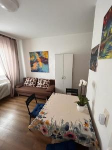sala de estar con mesa y sofá en Apartment en Frankfurt