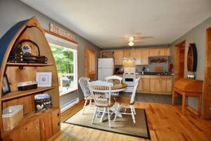 eine Küche mit einem Tisch und Stühlen im Zimmer in der Unterkunft Muskoka Manor in Dwight