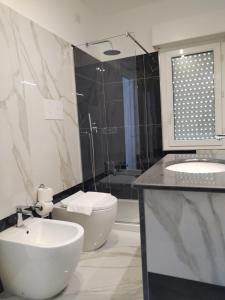 y baño con lavabo, aseo y ducha. en Villa Laura Residence Hotel Apartments & Studios, en Ascea