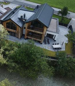 uma vista superior de uma casa com um telhado em Haus Alpenfan em Grossarl
