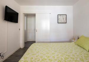 Postel nebo postele na pokoji v ubytování Lovely 1-bedroom apartment with parking ocean view