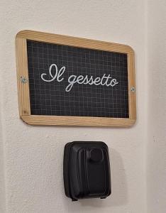 een bord met het woord geofysica op een muur bij Il Gessetto di Monteverdi Marittimo, Borgo di Canneto in Canneto