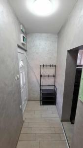 een hal met een trap in een kamer bij Bel Apartman in Subotica
