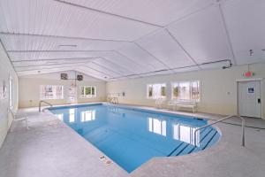 a large swimming pool in a building at Flip Flops Inn in Duck