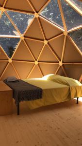 Pontinvrea的住宿－SIMBIOSIS. Agri Cultur'Art Camp，三角形角角角形异形的一张床位