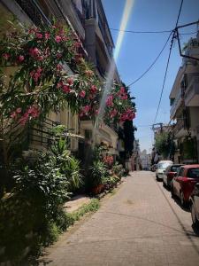een straat met bloemen aan de zijkant van een gebouw bij David's House in Thessaloniki