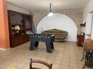 un soggiorno con tavolo da ping pong al centro di Casale nella valle a Pieve Torina