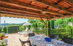 - un coin repas extérieur avec une table et des chaises dans l'établissement Gorgeous Apartment In Monte Rinaldo With Wifi, à Monte Rinaldo