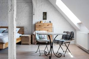 een kamer met een tafel en 2 stoelen en een slaapkamer bij High Standard studio. Old town. in Warschau